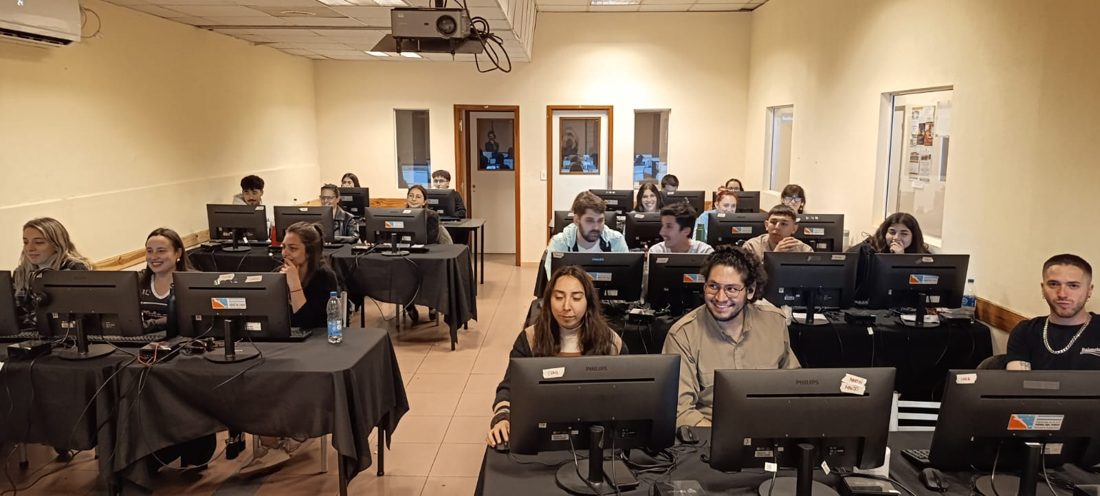 Equipo trabajando en una sala con computadoras