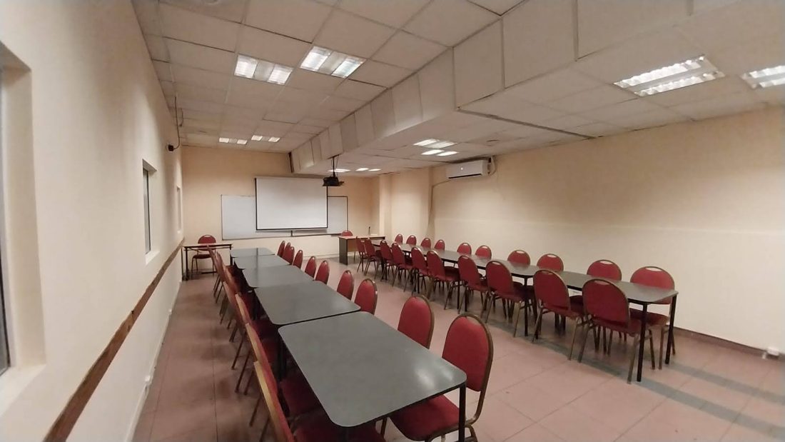 Sala con mesa larga para reuniones